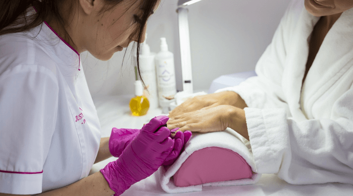 Quanto Ganha uma Manicure? Veja o Salário e Como Lucrar Mais